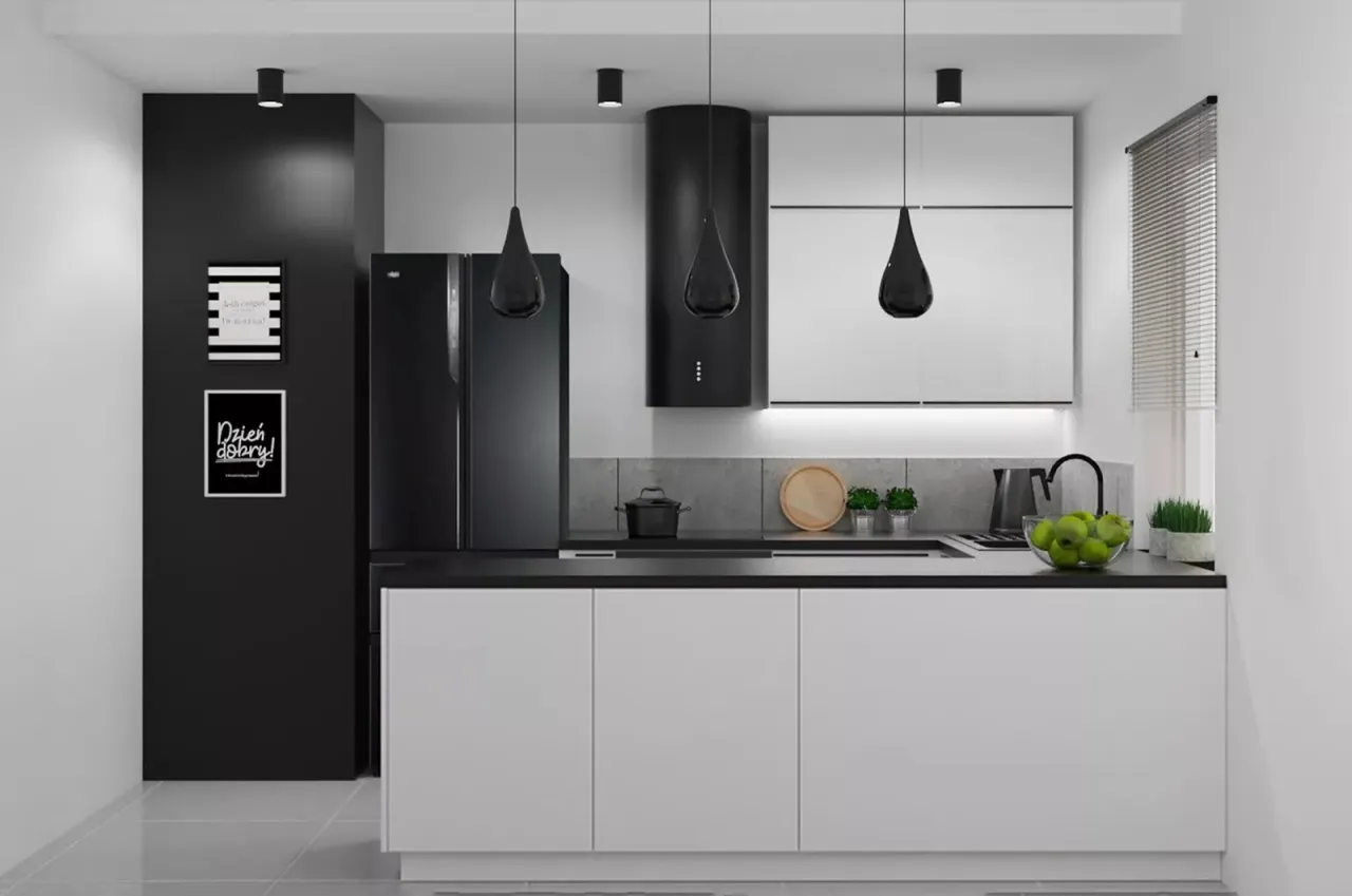 lodówka wolnostojąca między wysokimi szafkami kuchnia