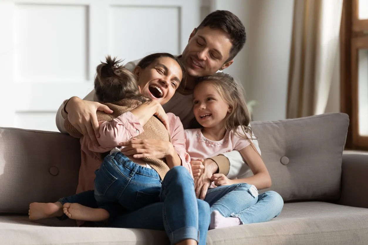 Rodzice z dziećmi w dw&oacute;ch domach, opieka naprzemienna grafika