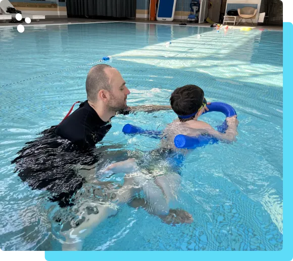 dziecko uczy się pływać z instruktorem indywidualnie i w grupie