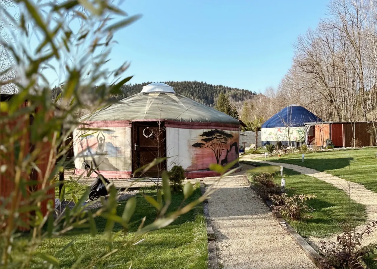 Zdjęcia nietypowych nocleg&oacute;w w Polsce (np. domek na drzewie, jurta, agroturystyka)