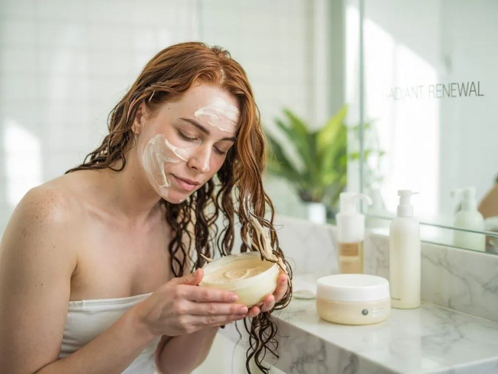 kobieta nakładająca odżywkę na włosy od ucha