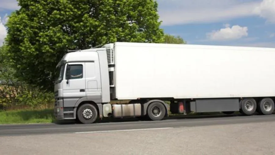 tir z naczepą na drodze