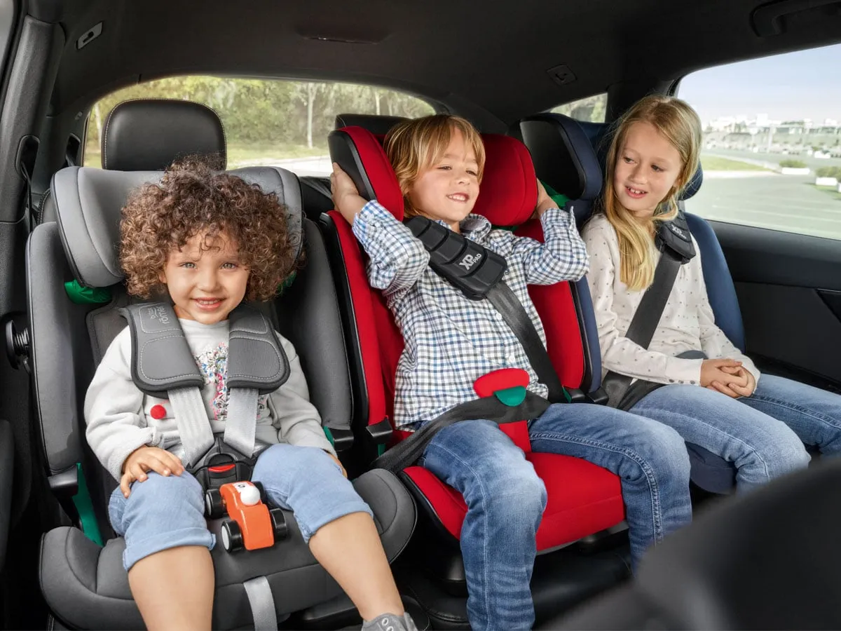 fotelik dziecięcy na środkowym siedzeniu