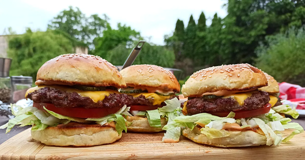 różne rodzaje burgerów na talerzu