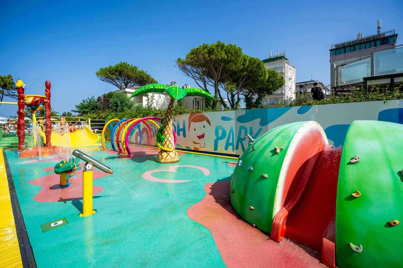 piscina family hotel milano marittima bambini scivoli