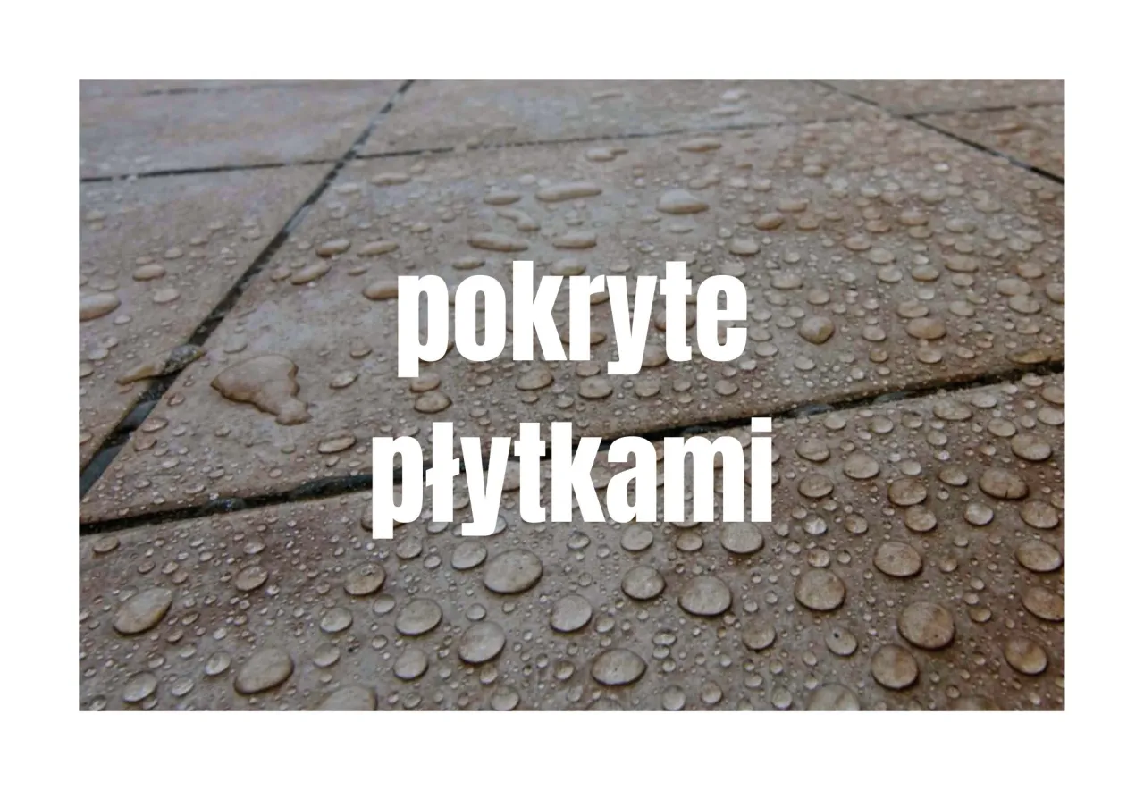 Wylewka na balkon pokryta płytkami, z kroplami deszczu. Idealna na wilgotne dni.