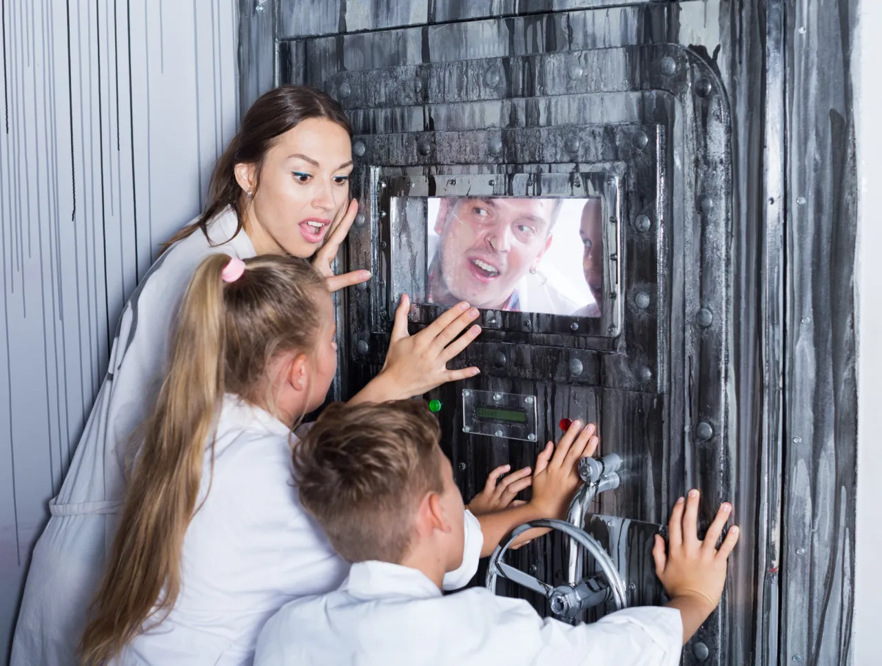 Prezenty w formie przeżyć dla nastolatka, escape room, gokarty, warsztaty