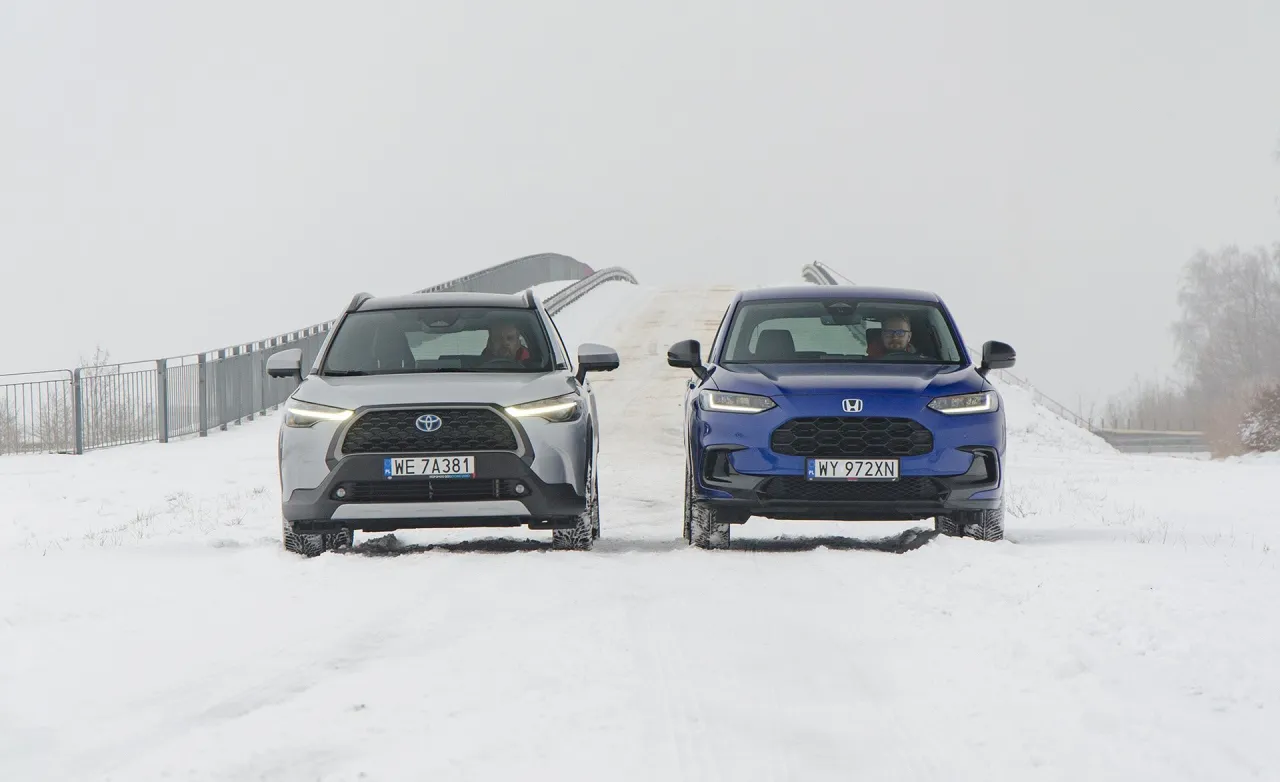 Dwa SUV-y, Toyota Corolla Cross Hybrid i Honda HR-V, stoją na zaśnieżonej drodze. Sprawdzamy, ile przejedzie hybryda Toyoty w takich warunkach.