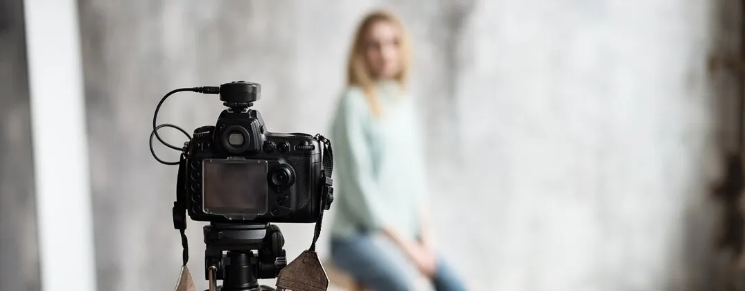 aparat z obiektywem i rozmyte tło