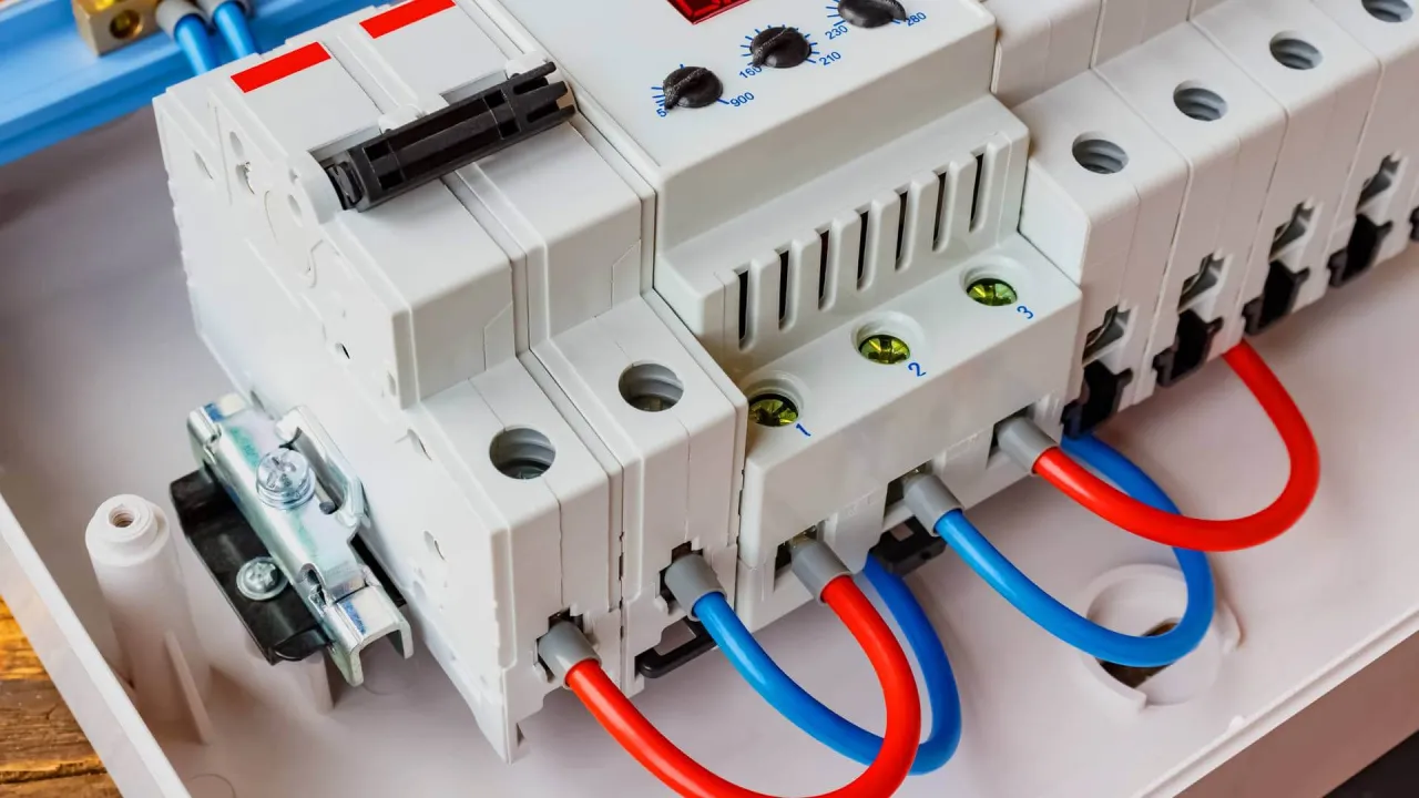 Zabezpieczenie instalacji elektrycznej w domu jednorodzinnym: widok na modułowe ograniczniki przepięć z podłączonymi przewodami.