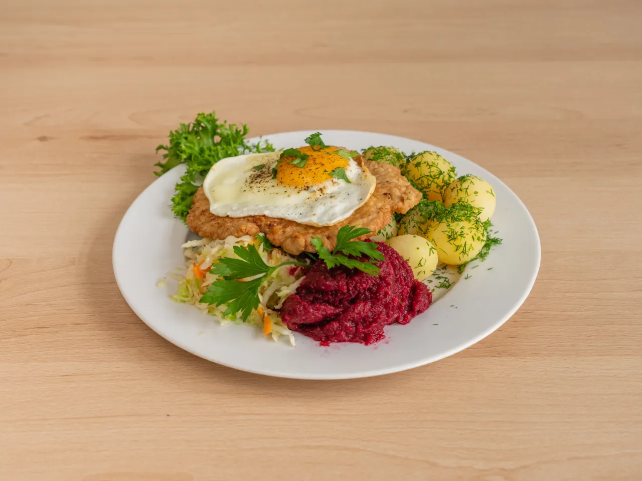 sznycel cielęcy po wiedeńsku na talerzu