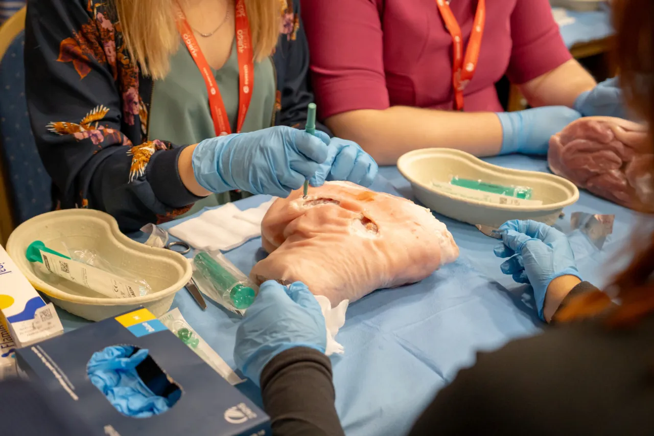 Symulacja zabiegu chirurgicznego na modelu tkanki, ćwiczenie technik zapobiegających zapaleniu otrzewnej i powikłaniom pooperacyjnym.