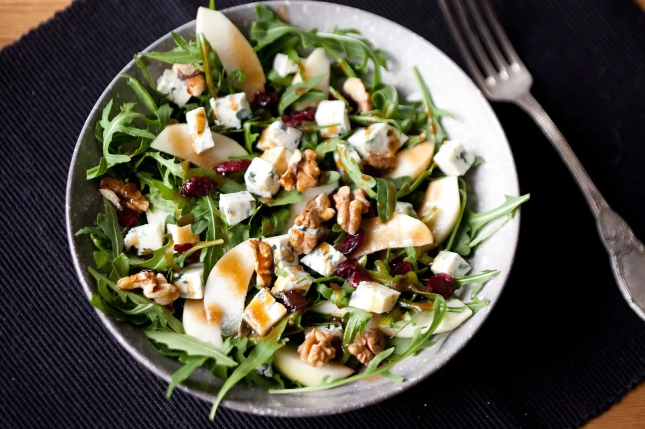 sałatka z rukoli gruszki i sera pleśniowego