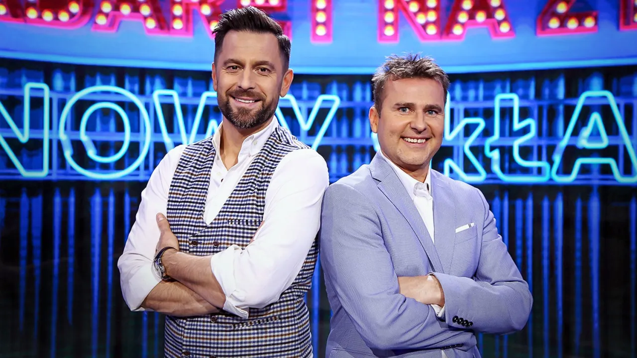 Uśmiechnięci panowie z kabaretu Paranienormalni nowy skład, w tle neonowy napis.