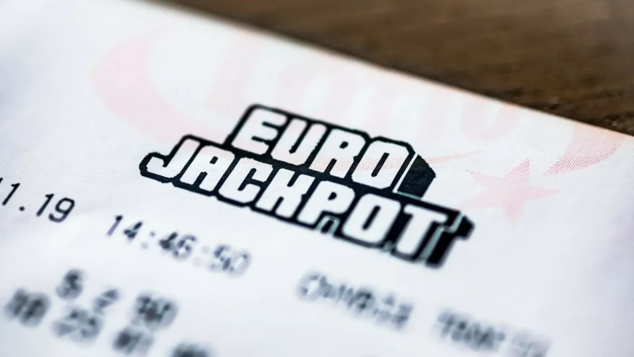Los, czy wygraną w eurojackpot można odebrać w innym kraju? Na kuponie widnieje logo gry i data.
