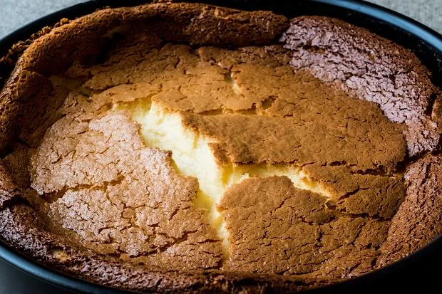 opadający sernik pęknięcia