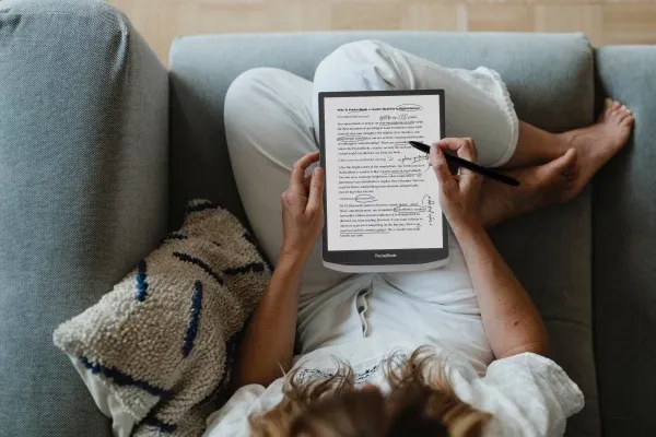 osoba czytająca książkę zamiast smartfona, kontrast