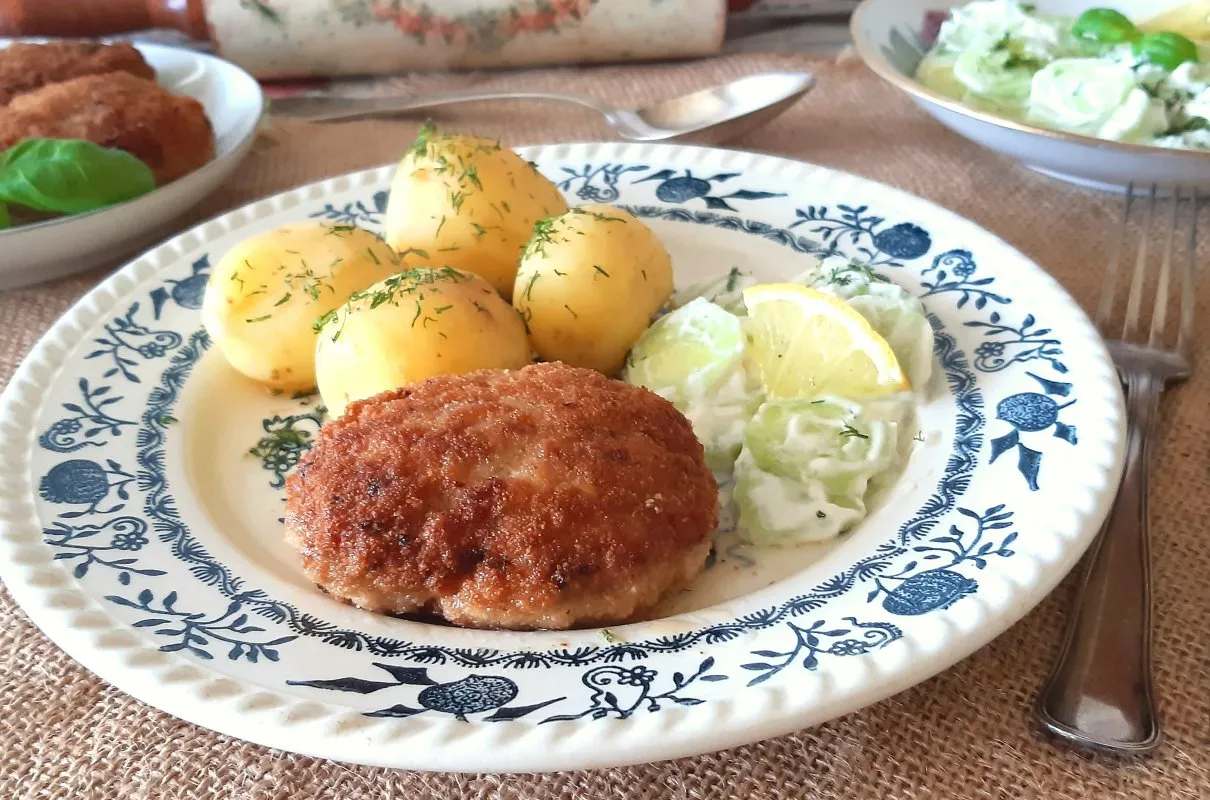 obiad z mizerią i młodymi ziemniakami