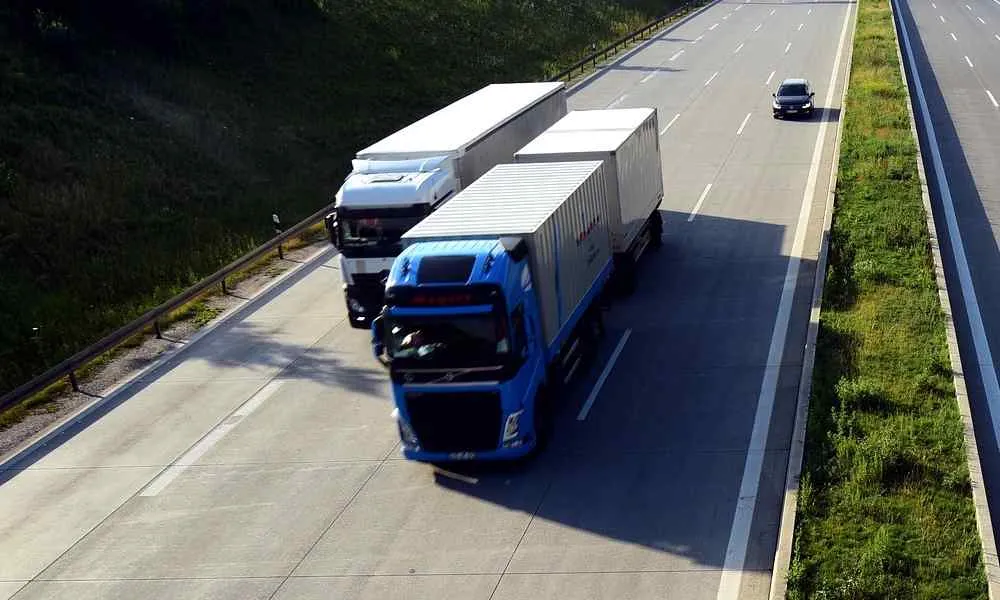 ciężarówki wyprzedzające się na autostradzie