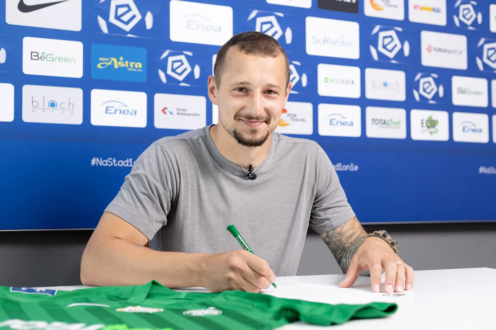 Piłkarz podpisujący kontrakt piłkarski