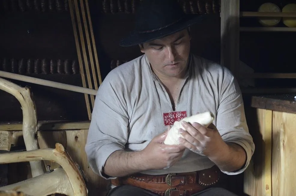 Tradycyjny wyr&oacute;b oscypka bac&oacute;wka