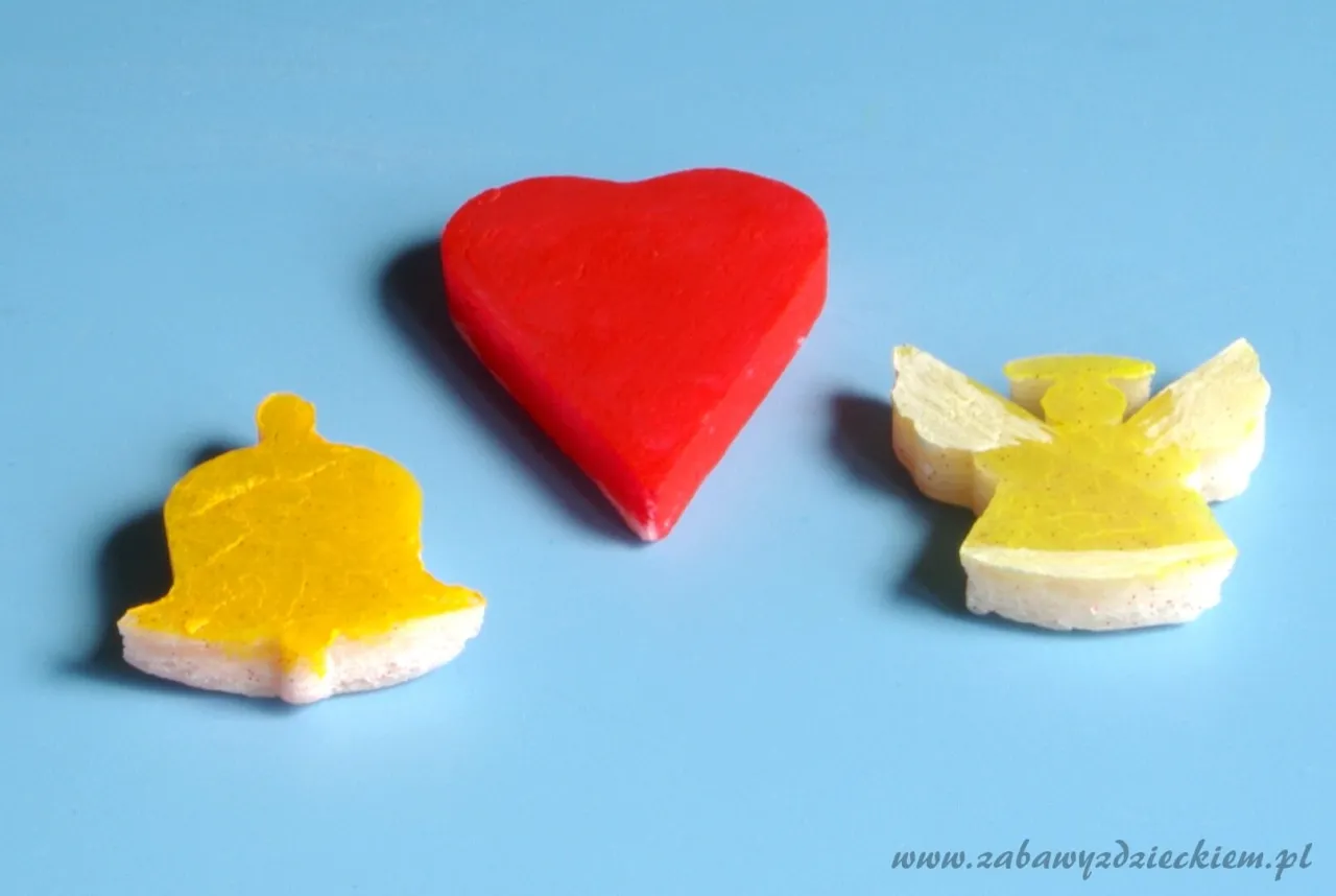 Jak zrobić masę plastyczną? Oto serce, dzwonek i aniołek z domowej masy plastycznej.