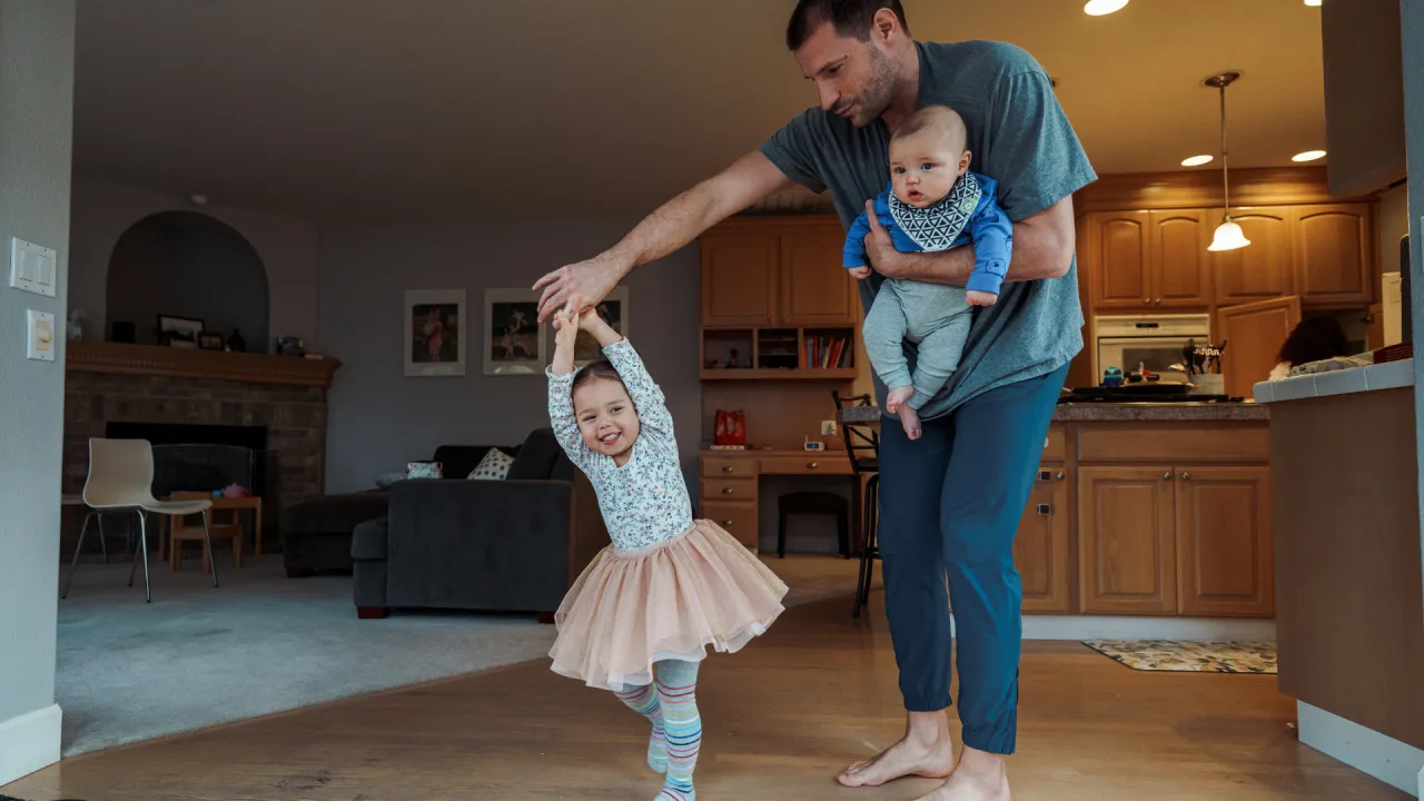 Sędzia i rodzice w sądzie