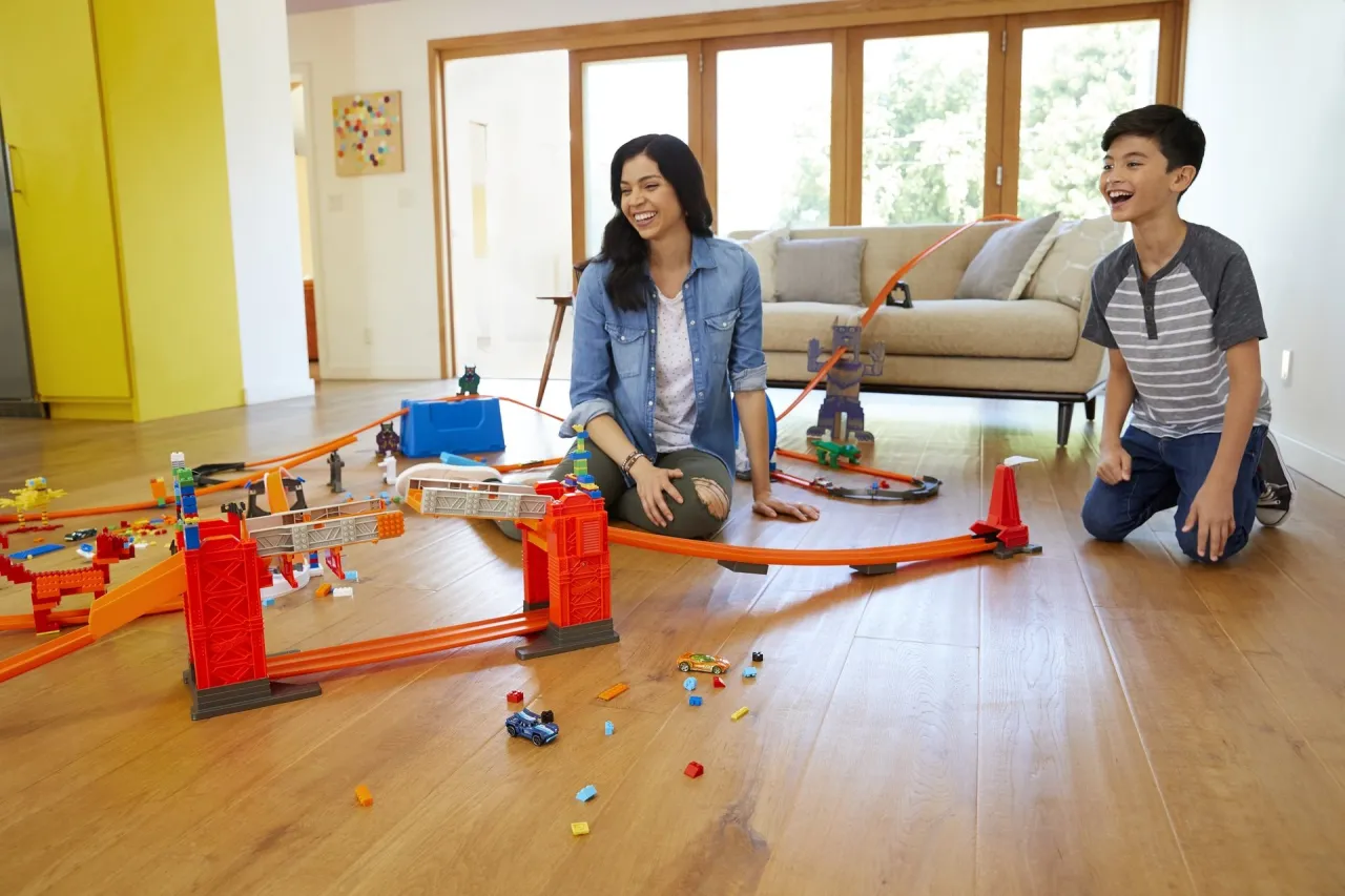 rodzic i dziecko bawią się razem