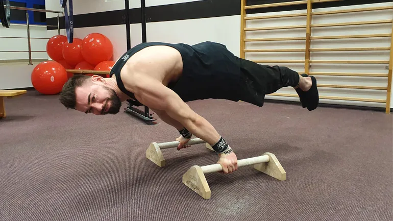 Osoba wykonująca plank na różnych poziomach zaawansowania