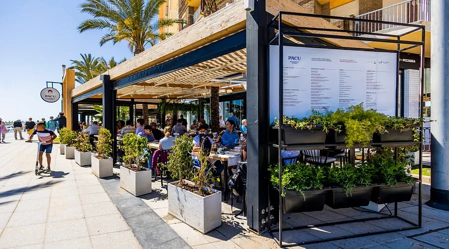 Terraza del restaurante Pacu en el Paseo Juan Aparicio Torrevieja