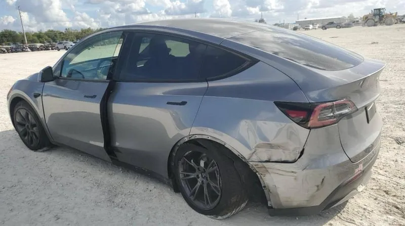 przykładowe zdjęcia uszkodzonego samochodu dla ubezpieczyciela