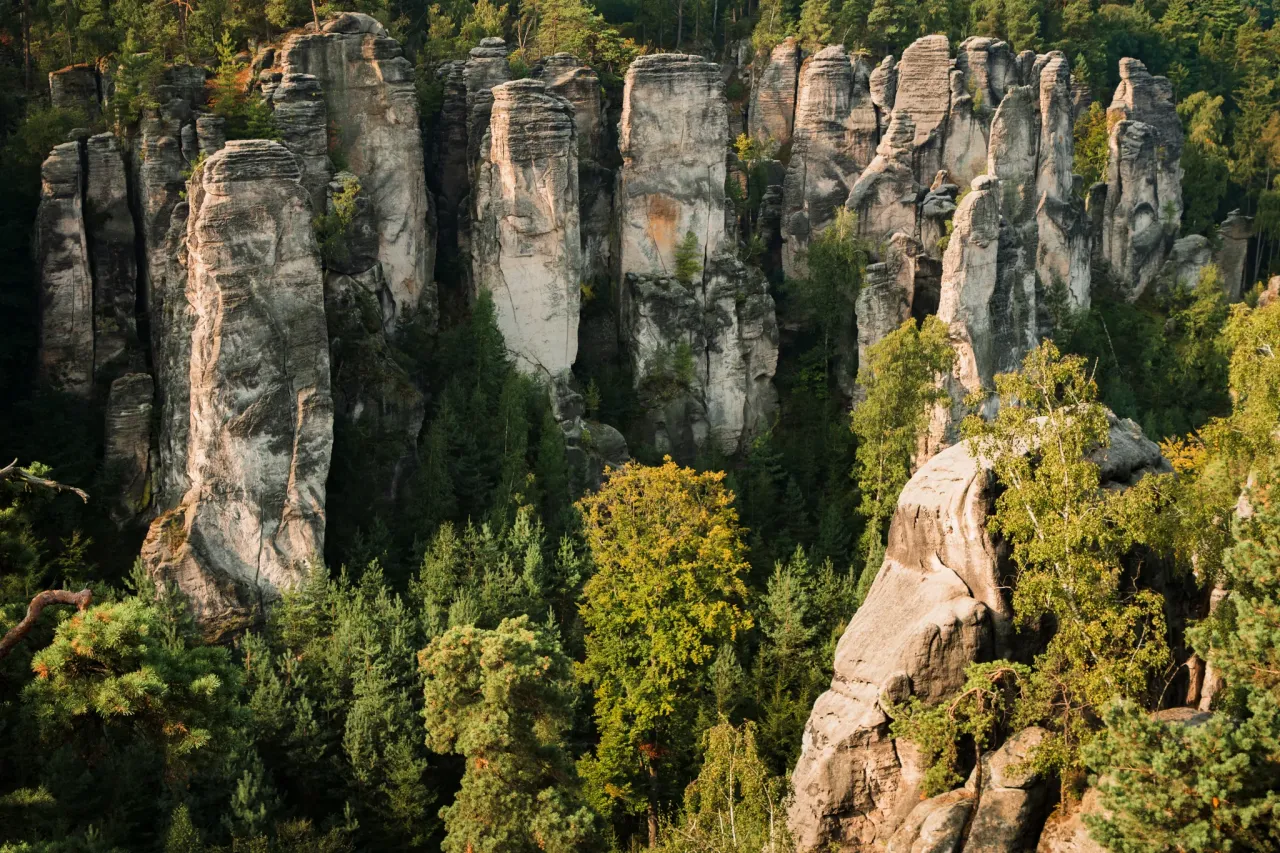 Skaliste formacje i gęsty las tworzą malowniczy krajobraz, jedno z pięknych miejsc w Czechach.