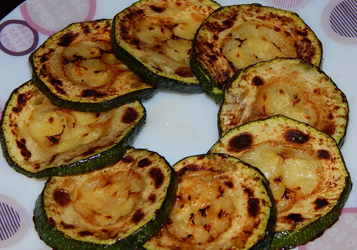 r&oacute;żne rodzaje marynat do cukinii