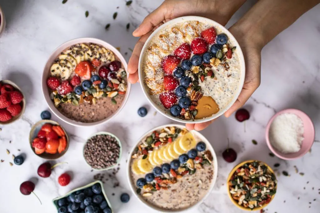 kaloryczne dodatki do owsianki orzechy suszone owoce mi&oacute;d