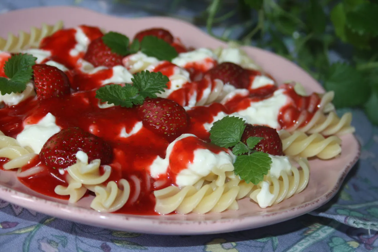 makaron z serem na słodko z owocami