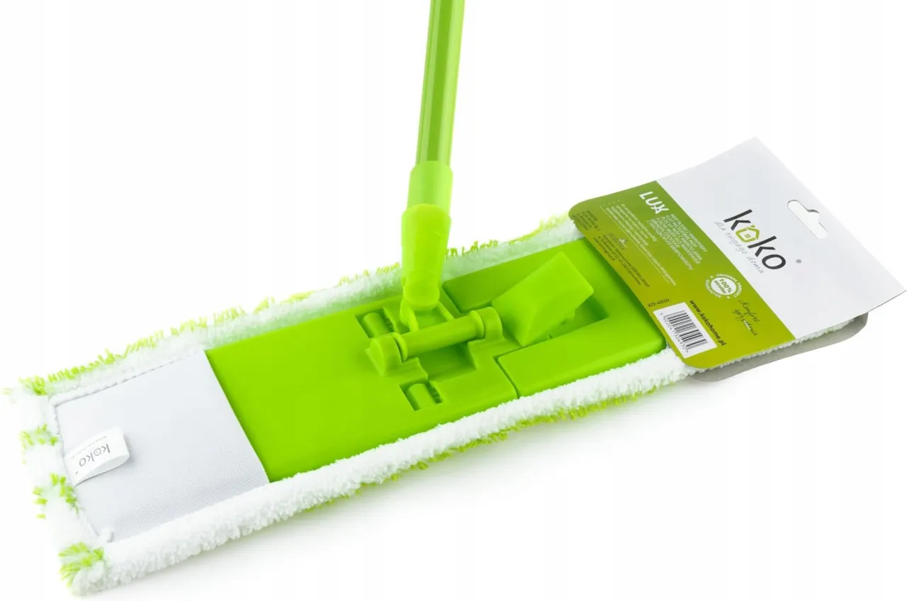 Zielony mop z mikrofibry, idealny do czyszczenia podł&oacute;g, jak i do sprzątania po prysznic.