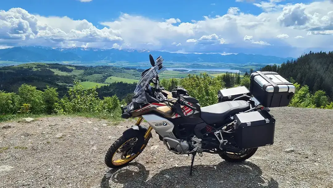 Motocykl na malowniczej górskiej drodze w Polsce