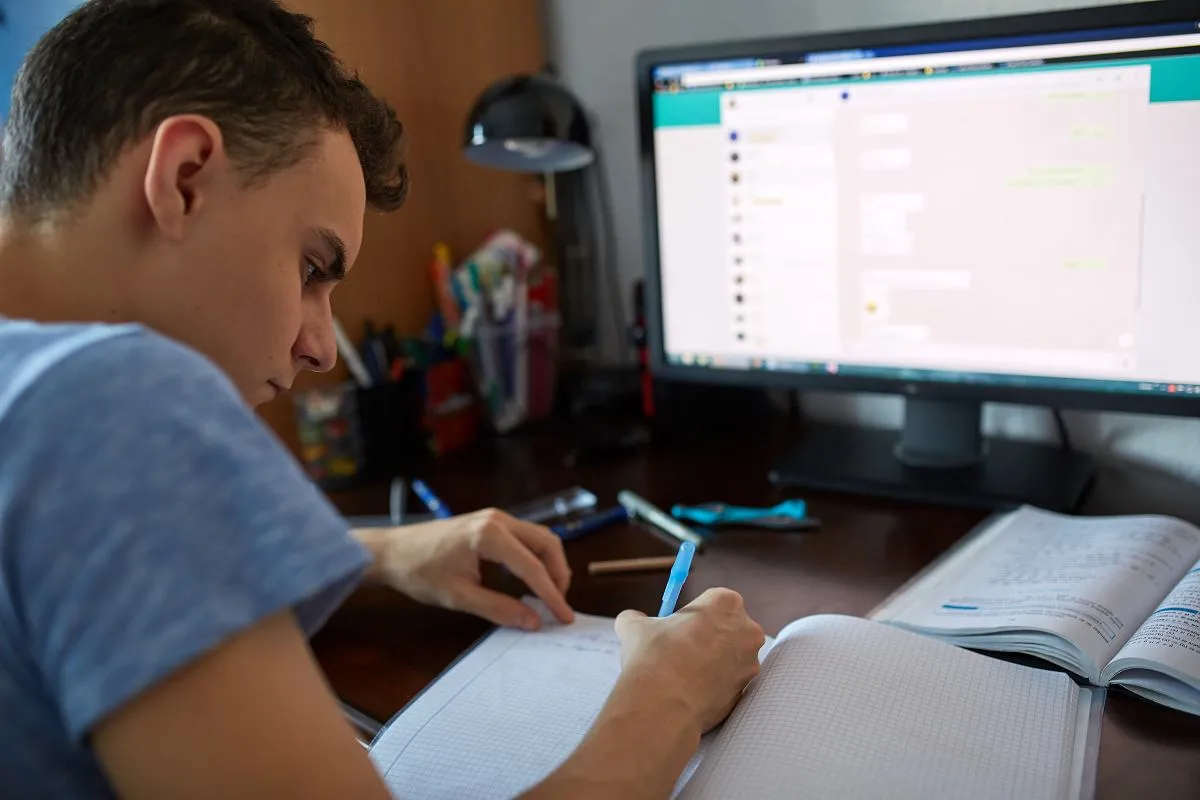 Uczeń na nauczaniu zdalnym przy komputerze