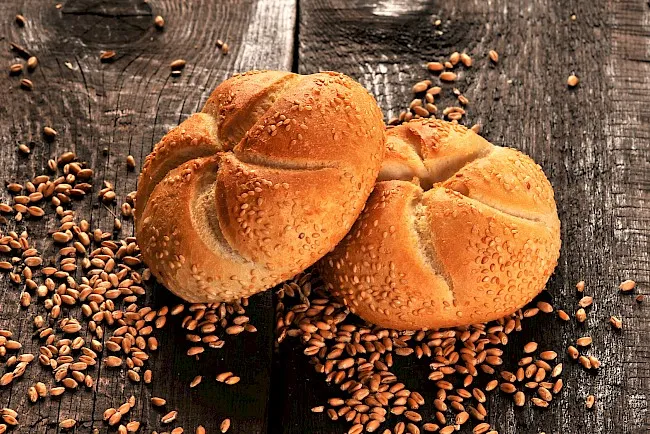 Porównanie pieczywa kajzerka grahamka chleb razowy wartości odżywcze