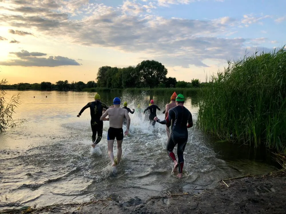 bezpieczne pływanie w monopłetwie basen