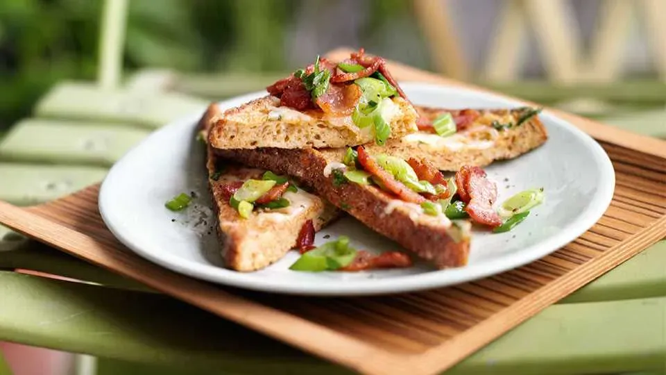 Tosty francuskie na słono z serem i ziołami