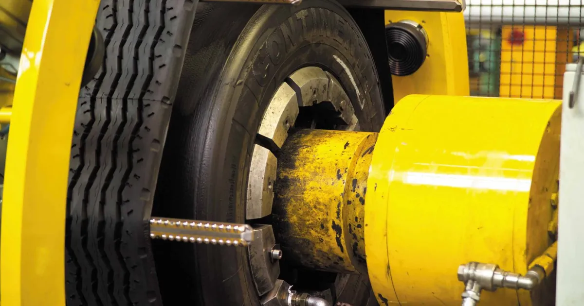 Proces bieżnikowania opon na zimno i gorąco