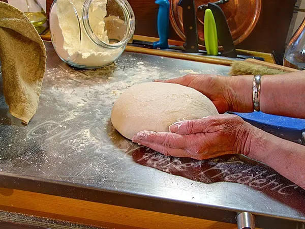 fa&ccedil;onnage de boules de p&acirc;te pour pains &agrave; burger sur un plan de travail farin&eacute;