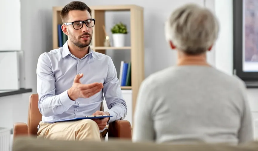 psychoterapeuta rozmawia z pacjentem, gabinet psychologiczny