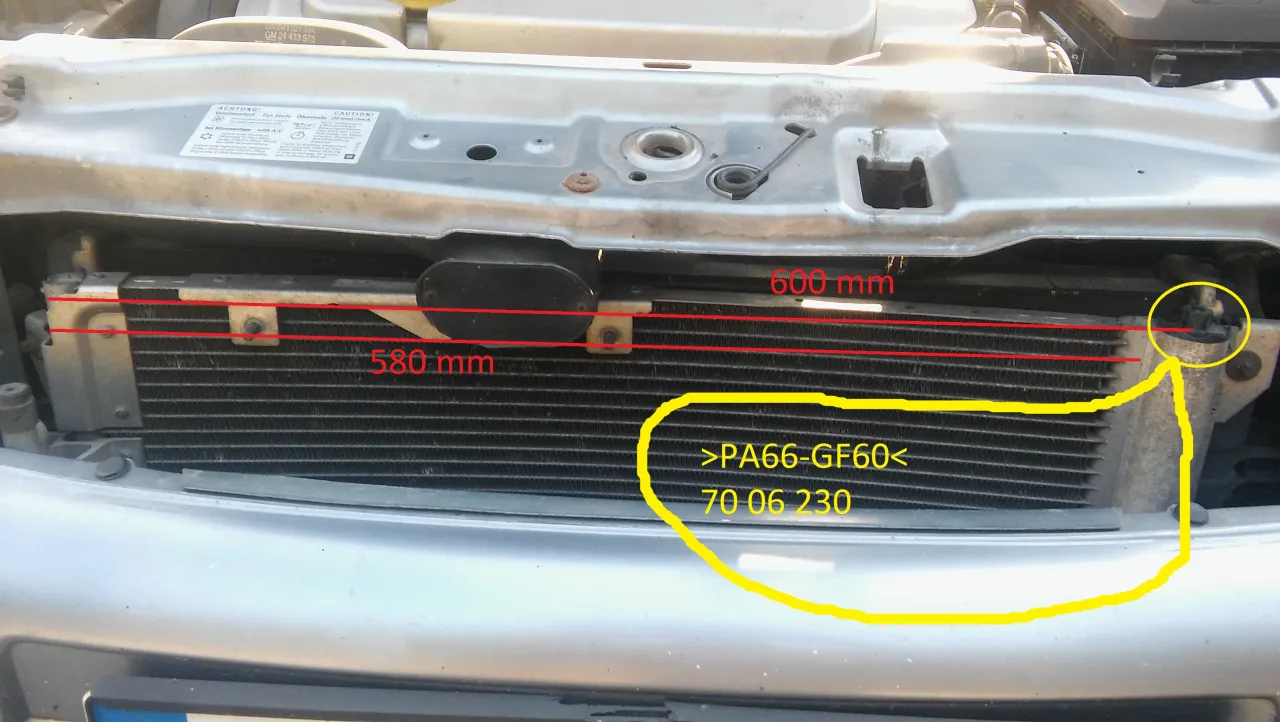 Mechanik samochodowy wymienia chłodnicę Opel Astra G