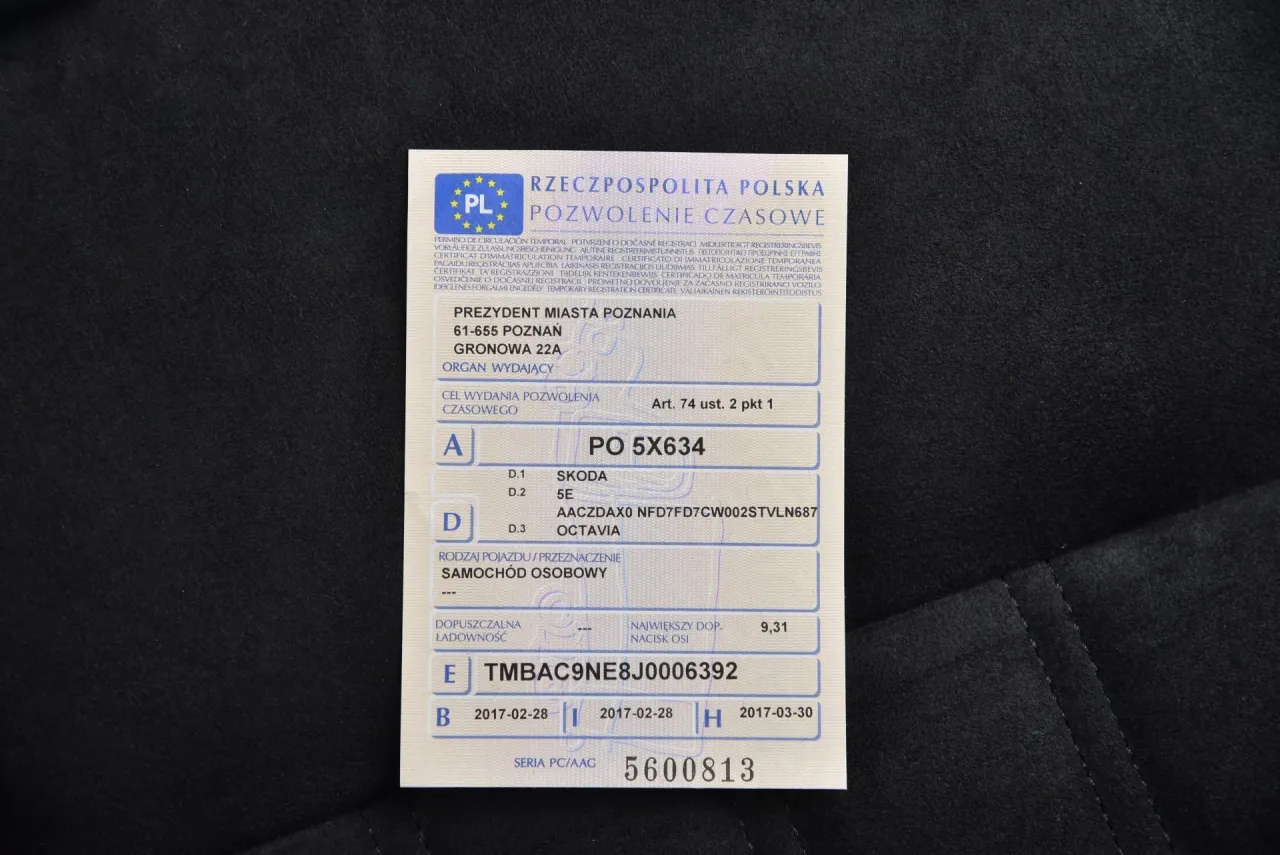 checklist dokument&oacute;w samochodowych, stos dokument&oacute;w