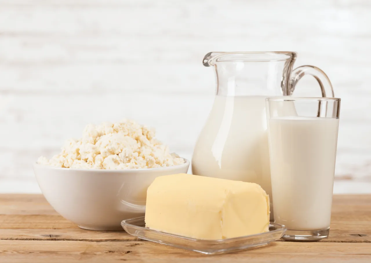 Twaróg, masło i mleko. Czy pies może jeść nabiał? Zależy od psa i rodzaju produktu.