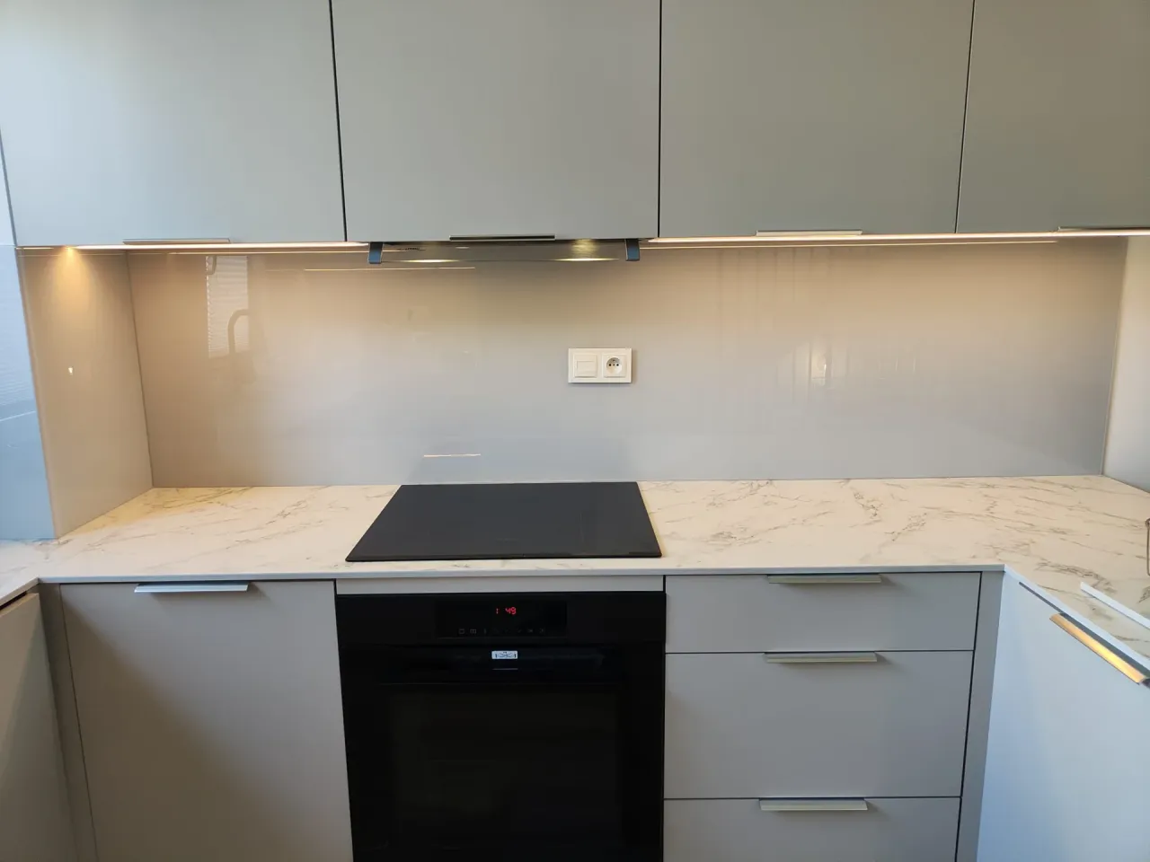 Kuchnia ze szklanym panelem, lacobel w kuchni, szkło z grafiką w kuchni