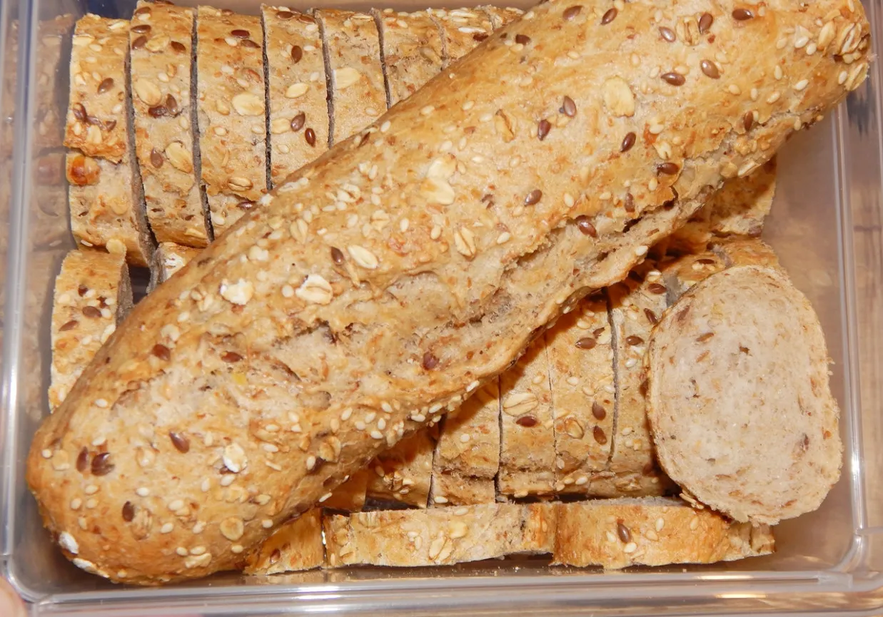 Chrupiąca bagietka bezglutenowa z ziarnami. Idealna na kanapki, oto prosty bagietka bezglutenowa przepis.