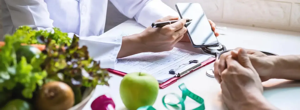 osoba przygotowująca się do badania krwi, zdrowa dieta przed badaniem